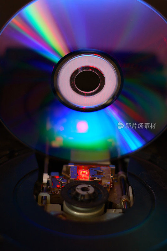 工作cd/dvd驱动器的内部视图